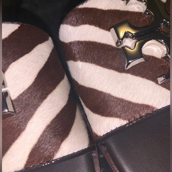 TORY BURCH EVERLY BABY HAIR CALF SLIDES - Picture 2 of 6